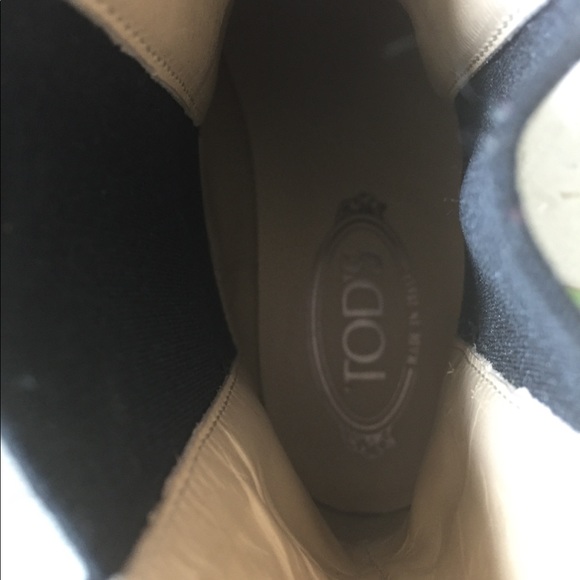 Tod's almost new shiny leather ankle bootie - Picture 5 of 5